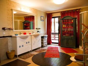 Фото номера Дом с 3 спальнями Дома для отпуска Atelierul Zanei Holiday Home г. Schitu-Tarcău 51
